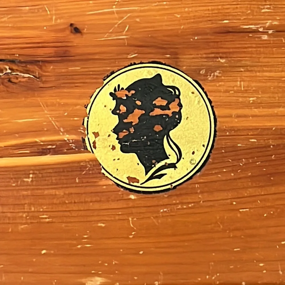 🎀 Cedar jewelry box - vintage with cameo sticker